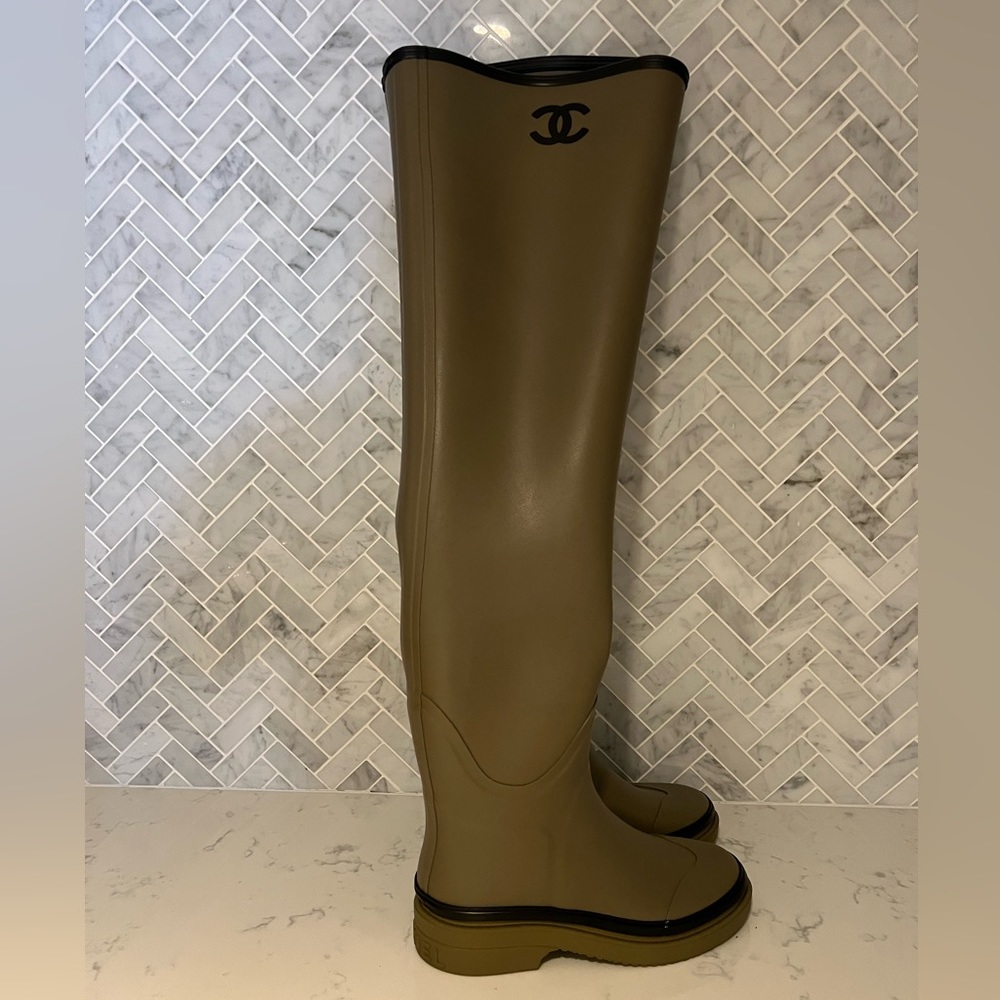 Chanel Rainboots 38 Worn TWICE still Look new Cushioned inner sole.